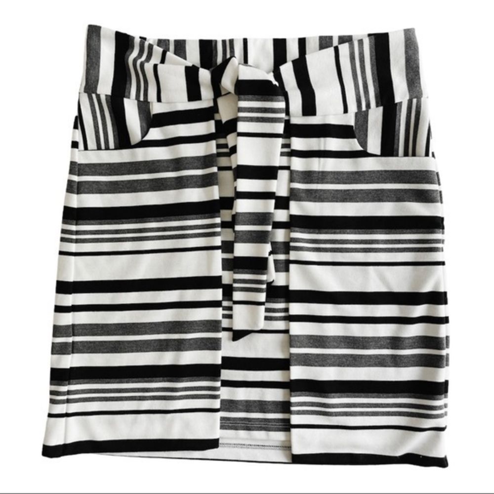 CAbi Striped Grandstand Front Tie Wrap Skirt - Size Small